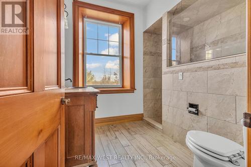 1802 Regional Rd 97 Road, Cambridge, ON - Indoor Photo Showing Bathroom