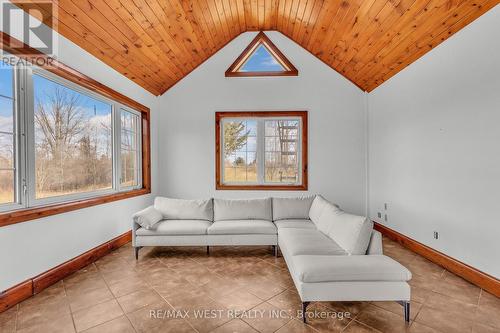 1802 Regional Rd 97 Road, Cambridge, ON - Indoor Photo Showing Living Room