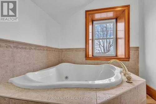 1802 Regional Rd 97 Road, Cambridge, ON - Indoor Photo Showing Bathroom