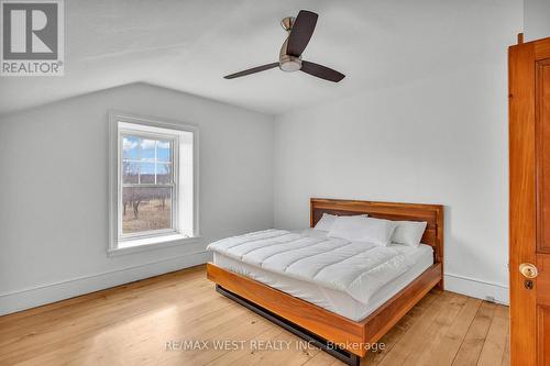 1802 Regional Rd 97 Road, Cambridge, ON - Indoor Photo Showing Bedroom