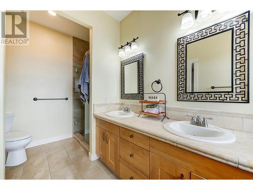 1045 Hume Avenue, Kelowna, BC - Indoor Photo Showing Bathroom