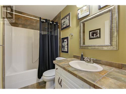 1045 Hume Avenue, Kelowna, BC - Indoor Photo Showing Bathroom