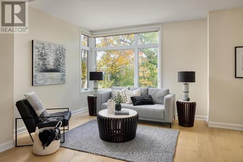 B - 417 Tweedsmuir Avenue, Ottawa, ON - Indoor Photo Showing Living Room