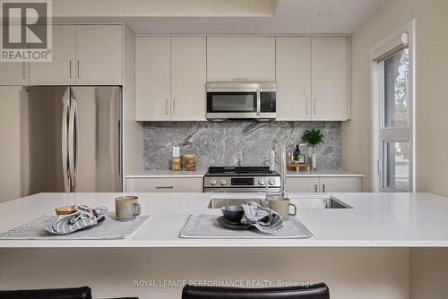 B - 417 Tweedsmuir Avenue, Ottawa, ON - Indoor Photo Showing Kitchen With Upgraded Kitchen