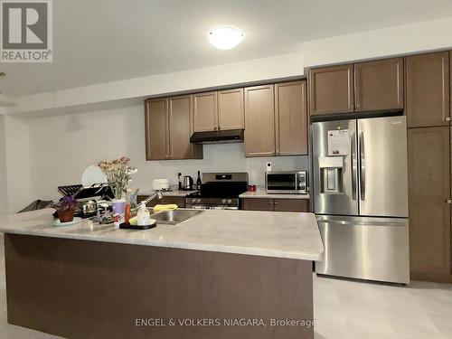 65 Masters Street, Welland (774 - Dain City), ON - Indoor Photo Showing Kitchen With Double Sink