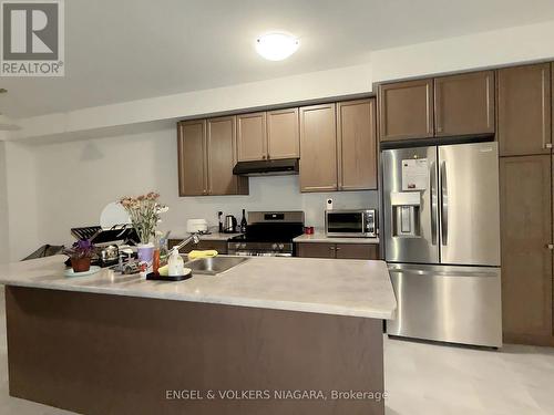 65 Masters Street N, Welland (774 - Dain City), ON - Indoor Photo Showing Kitchen With Double Sink