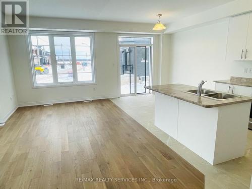 25 Heritage Way, Thorold, ON - Indoor Photo Showing Kitchen With Double Sink