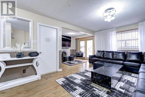 173 Meadows Boulevard, Mississauga, ON - Indoor Photo Showing Living Room