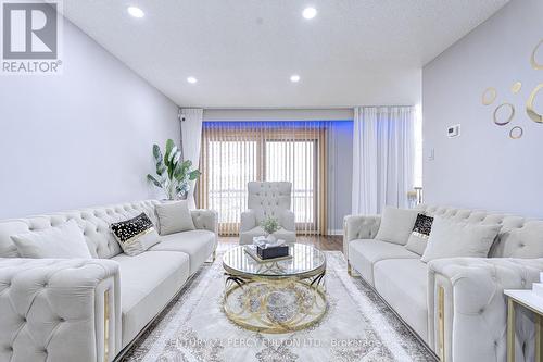 173 Meadows Boulevard, Mississauga, ON - Indoor Photo Showing Living Room