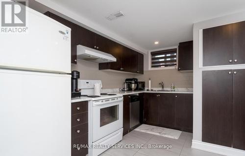 14 Sherwood Crescent N, Brampton, ON - Indoor Photo Showing Kitchen