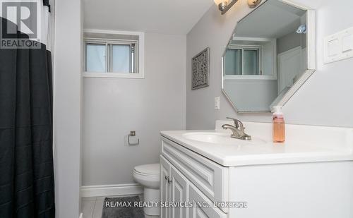 14 Sherwood Crescent N, Brampton, ON - Indoor Photo Showing Bathroom