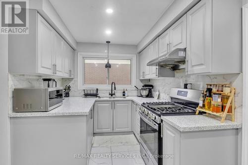 51 Rouse Avenue, Cambridge, ON - Indoor Photo Showing Kitchen With Upgraded Kitchen