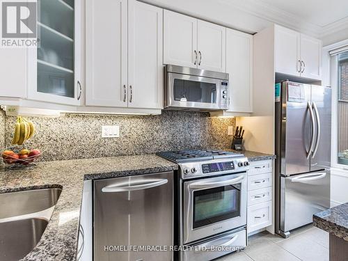 6 Agar Lane, Vaughan, ON - Indoor Photo Showing Kitchen With Double Sink With Upgraded Kitchen