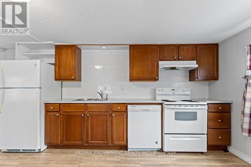 4581 Anna Lane, Lincoln, ON - Indoor Photo Showing Kitchen With Double Sink