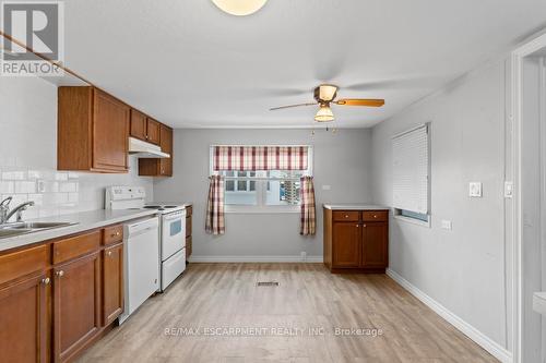 4581 Anna Lane, Lincoln, ON - Indoor Photo Showing Kitchen