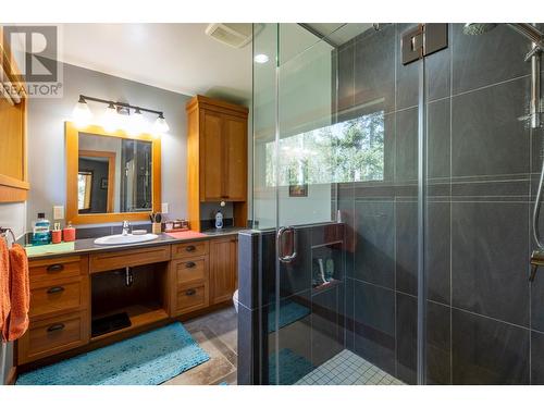 1438 Black Bear Drive, Golden, BC - Indoor Photo Showing Bathroom