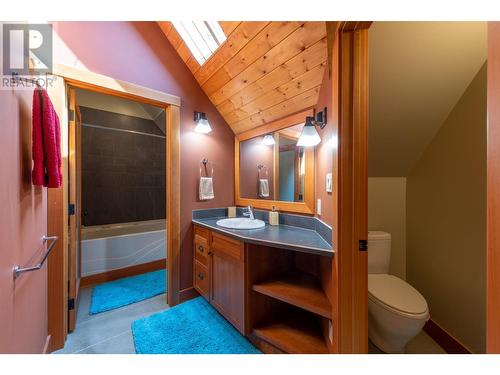 1438 Black Bear Drive, Golden, BC - Indoor Photo Showing Bathroom