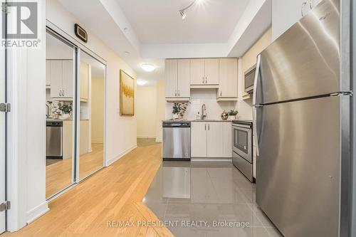 902 Sw - 9191 Yonge Street, Richmond Hill, ON - Indoor Photo Showing Kitchen