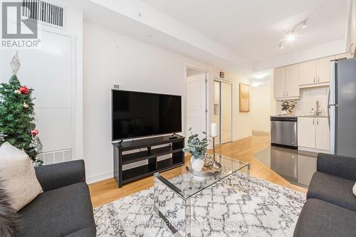 902 Sw - 9191 Yonge Street, Richmond Hill, ON - Indoor Photo Showing Living Room