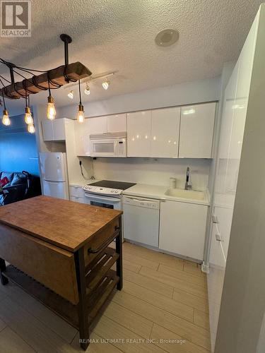 1105 - 15 Iceboat Terrace, Toronto, ON - Indoor Photo Showing Kitchen