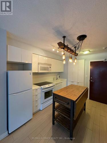 1105 - 15 Iceboat Terrace, Toronto, ON - Indoor Photo Showing Kitchen