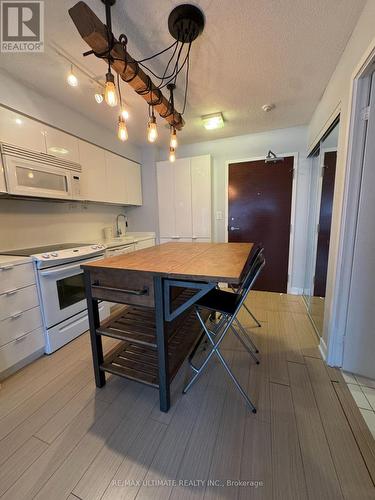 1105 - 15 Iceboat Terrace, Toronto, ON - Indoor Photo Showing Kitchen