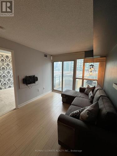 1105 - 15 Iceboat Terrace, Toronto, ON - Indoor Photo Showing Living Room