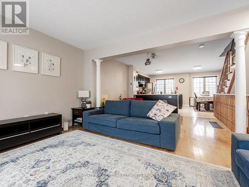 71 Jeremiah Lane, Toronto, ON - Indoor Photo Showing Living Room