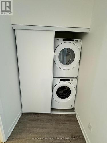 1405 - 2215 Sheridan Park Drive, Mississauga, ON - Indoor Photo Showing Laundry Room