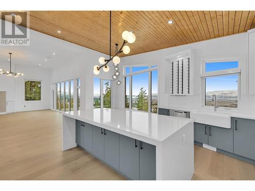 2302 Lavetta Drive, Kelowna, BC - Indoor Photo Showing Kitchen With Upgraded Kitchen