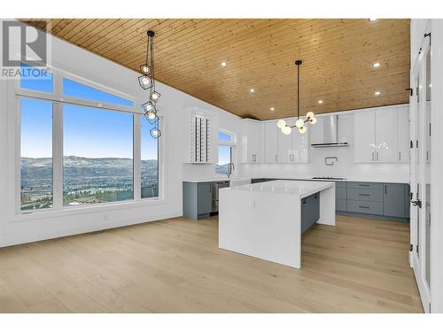 2302 Lavetta Drive, Kelowna, BC - Indoor Photo Showing Kitchen