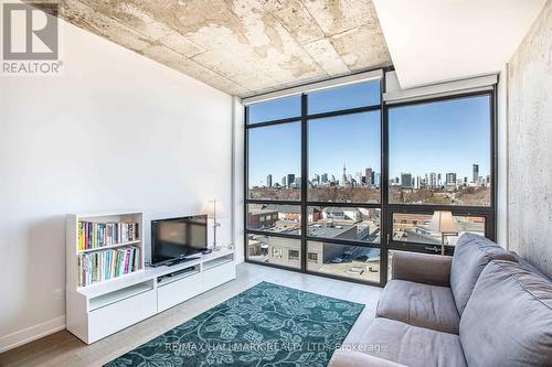 805 - 319 Carlaw Avenue, Toronto, ON - Indoor Photo Showing Living Room