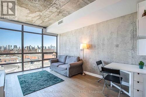 805 - 319 Carlaw Avenue, Toronto, ON - Indoor Photo Showing Living Room