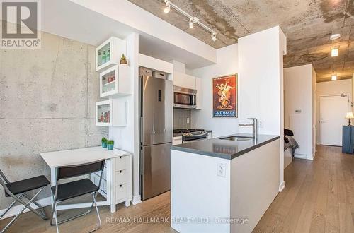 805 - 319 Carlaw Avenue, Toronto, ON - Indoor Photo Showing Kitchen