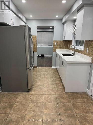 Upper - 7458 Catalpa Road, Mississauga, ON - Indoor Photo Showing Kitchen