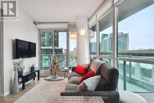 764 - 209 Fort York Boulevard, Toronto, ON - Indoor Photo Showing Living Room