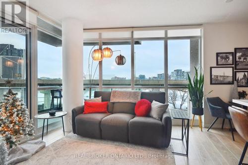 764 - 209 Fort York Boulevard, Toronto, ON - Indoor Photo Showing Living Room