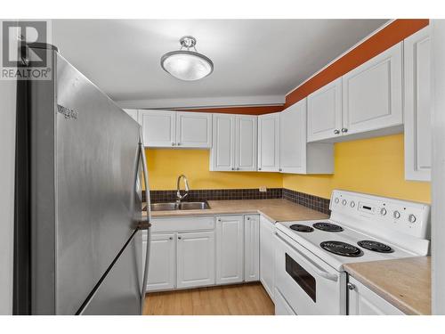 596 Mcdonald Avenue, Kamloops, BC - Indoor Photo Showing Kitchen With Double Sink