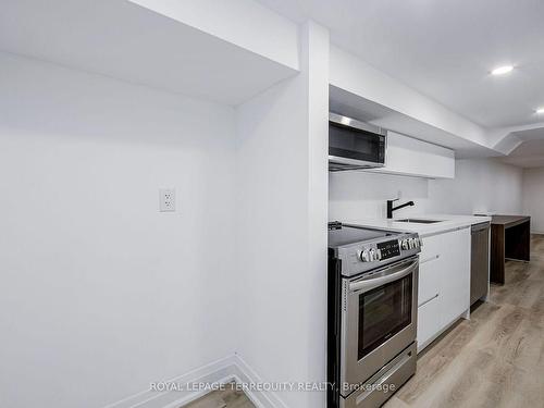 Bsmt-288 Markham St, Toronto, ON - Indoor Photo Showing Kitchen