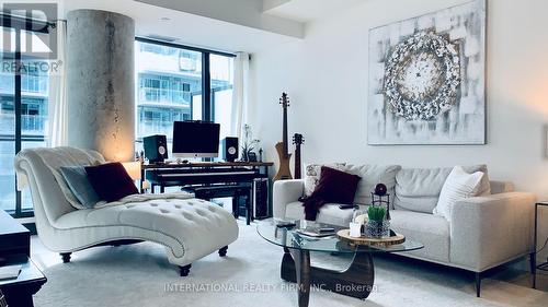 815 - 111 Bathurst Street, Toronto, ON - Indoor Photo Showing Living Room