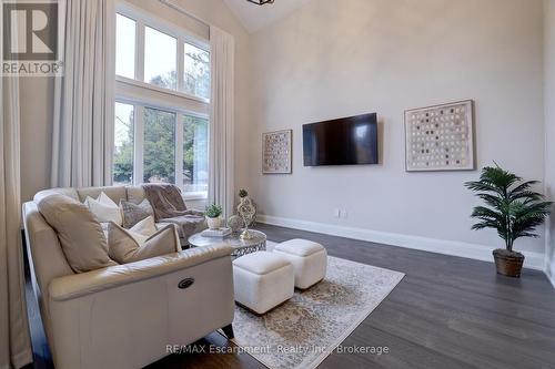 560 Woodview Road, Burlington (Roseland), ON - Indoor Photo Showing Living Room