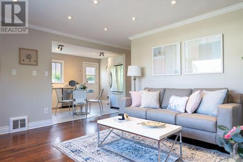 284 East 25Th Street, Hamilton, ON - Indoor Photo Showing Living Room