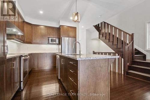 669 Gabriola Way, Ottawa, ON - Indoor Photo Showing Kitchen With Upgraded Kitchen