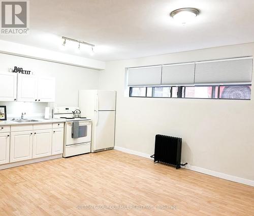 10B - 101 Coe Hill Drive, Toronto, ON - Indoor Photo Showing Kitchen