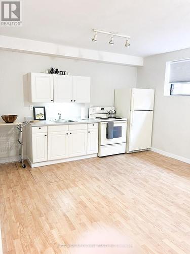 10B - 101 Coe Hill Drive, Toronto, ON - Indoor Photo Showing Kitchen