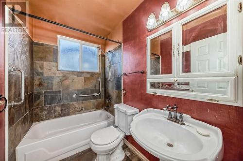 5312 Temple Road Ne, Calgary, AB - Indoor Photo Showing Bathroom