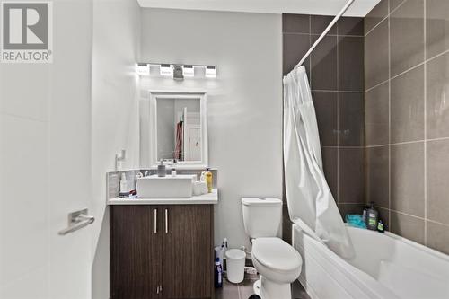 415 6 Street Ne, Calgary, AB - Indoor Photo Showing Bathroom