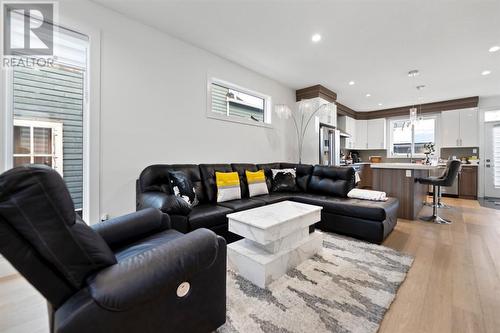 415 6 Street Ne, Calgary, AB - Indoor Photo Showing Living Room