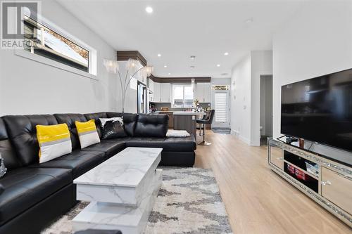 415 6 Street Ne, Calgary, AB - Indoor Photo Showing Living Room