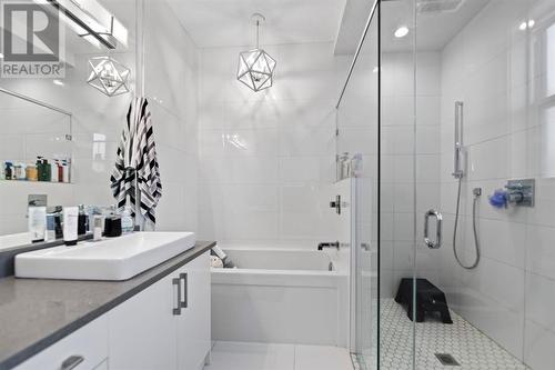 415 6 Street Ne, Calgary, AB - Indoor Photo Showing Bathroom